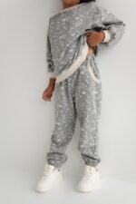 MINI spodnie dresowe typu jogger z printem w kolorze GREY PRINT - DISPLAY-92-98 (2-3)-wyprzedaż