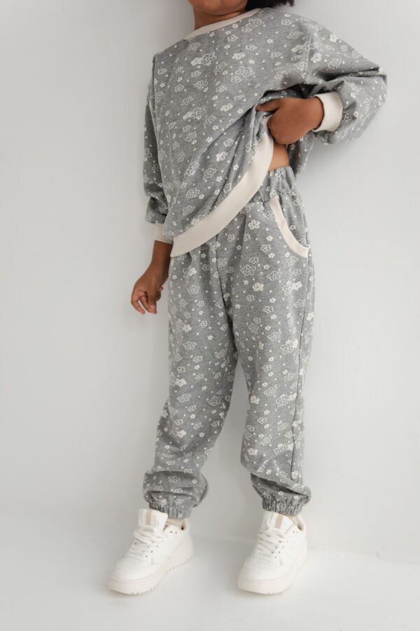 MINI spodnie dresowe typu jogger z printem w kolorze GREY PRINT - DISPLAY-92-98 (2-3)-wyprzedaż