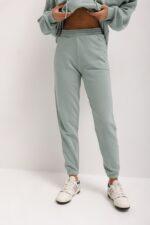Spodnie dresowe typu jogger w kolorze GREEN TEA skin peach - DISPLAY-XL-wyprzedaż