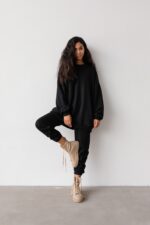 Spodnie dresowe typu jogger w kolorze TOTALLY BLACK - DISPLAY-S-wyprzedaż