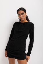 Dopasowana sukienka z marszczeniami w kolorze SHINY BLACK - ALIZEE-M-wyprzedaż