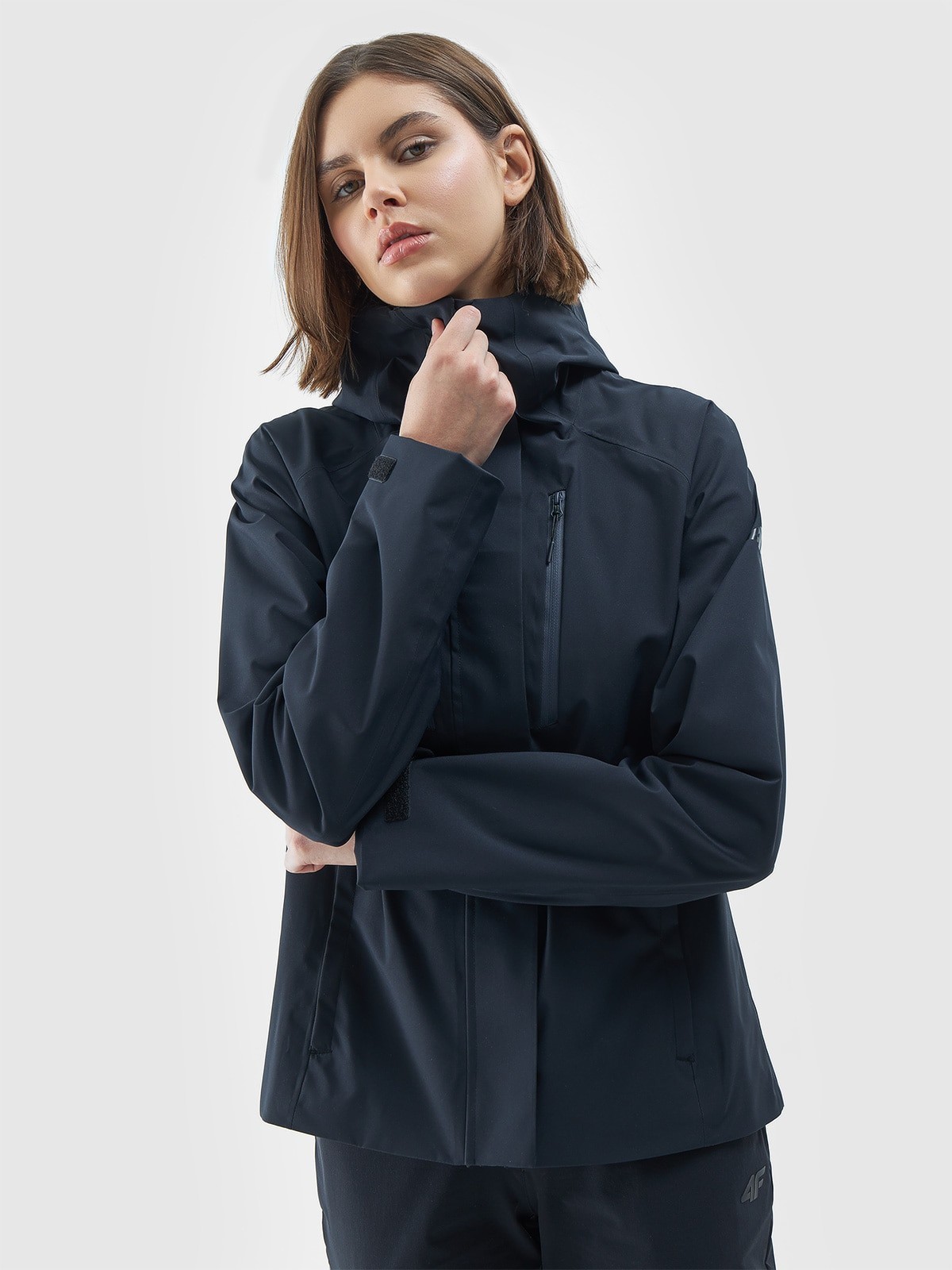 Kurtka trekkingowa membrana 10000 damska - czarna-wyprzedaż