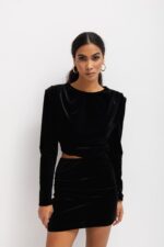 Sukienka z wycięciem i długim rękawem w kolorze BLACK VELVET - MATHILDE-M-wyprzedaż