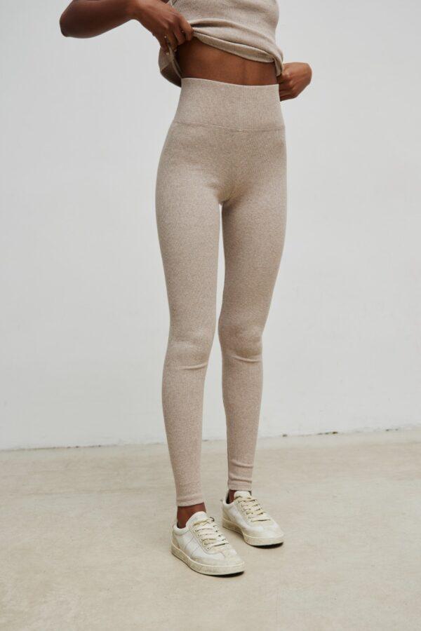 Legginsy damskie z prążkowanej dzianiny w kolorze BEIGE MELANGE - HIPS-M-wyprzedaż