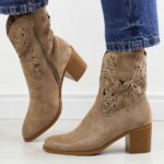 Beżowe zamszowe ażurowe botki damskie na obcasie M.Daszyński 2337-12-wyprzedaż