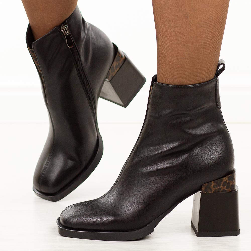 Czarne skórzane botki damskie na słupku Filippo Dbt7353/25-wyprzedaż