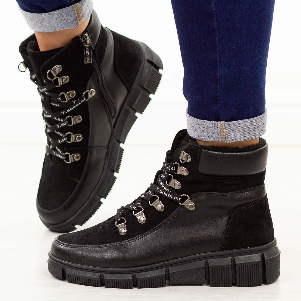 Czarne skórzane botki damskie na traperze T.Sokolski Z25-240-wyprzedaż