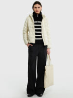 Kurtka damska puchowa z gumką w talii z kapturem kremowa Anissa 103-wyprzedaż