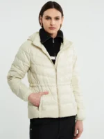 Kurtka damska puchowa z gumką w talii z kapturem kremowa Anissa 103-wyprzedaż