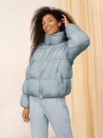 Kurtka puchowa puffer z wypełnieniem syntetycznym damska Outhorn - niebieska-wyprzedaż