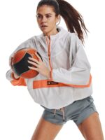 Kurtka treningowa damska Under Armour Rush Woven Anorak - biała-wyprzedaż