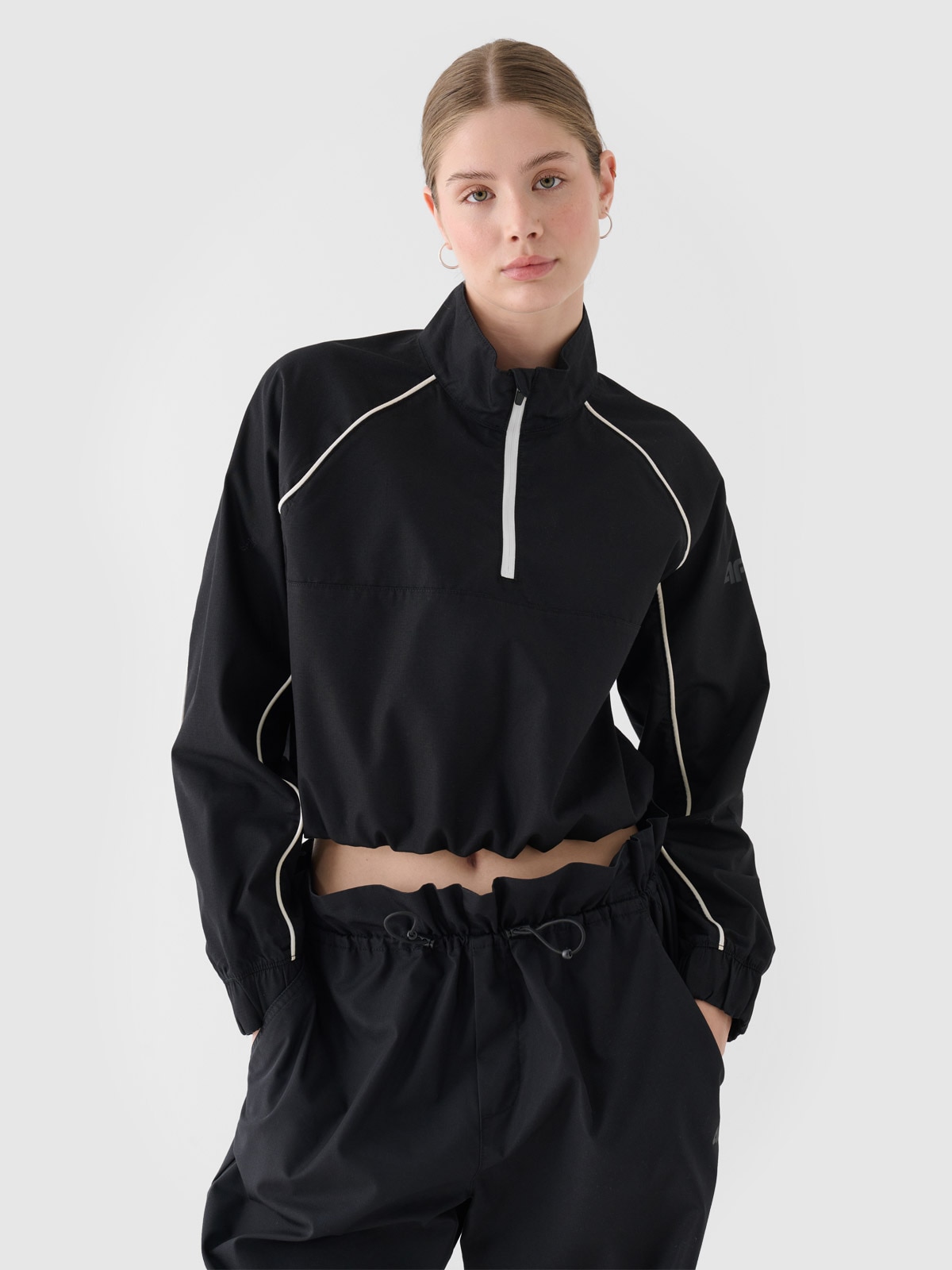 4F Kurtka przejściowa cropped ze stójką damska - czarna L-wyprzedaż