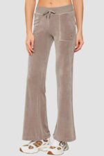 JUICY COUTURE Ciemno-beżowe spodnie dresowe damskie Layla Low Rise Pocket