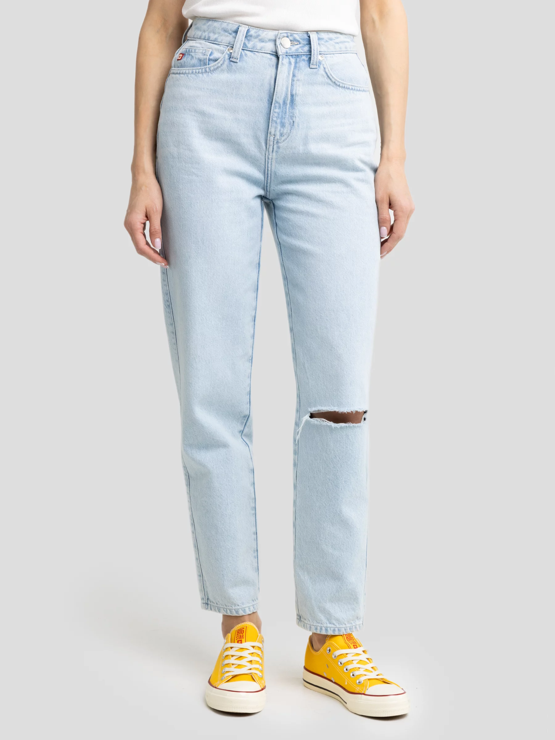 Jeansy damskie mom jeans z dziurą jasnoniebieskie Silla 122-wyprzedaż